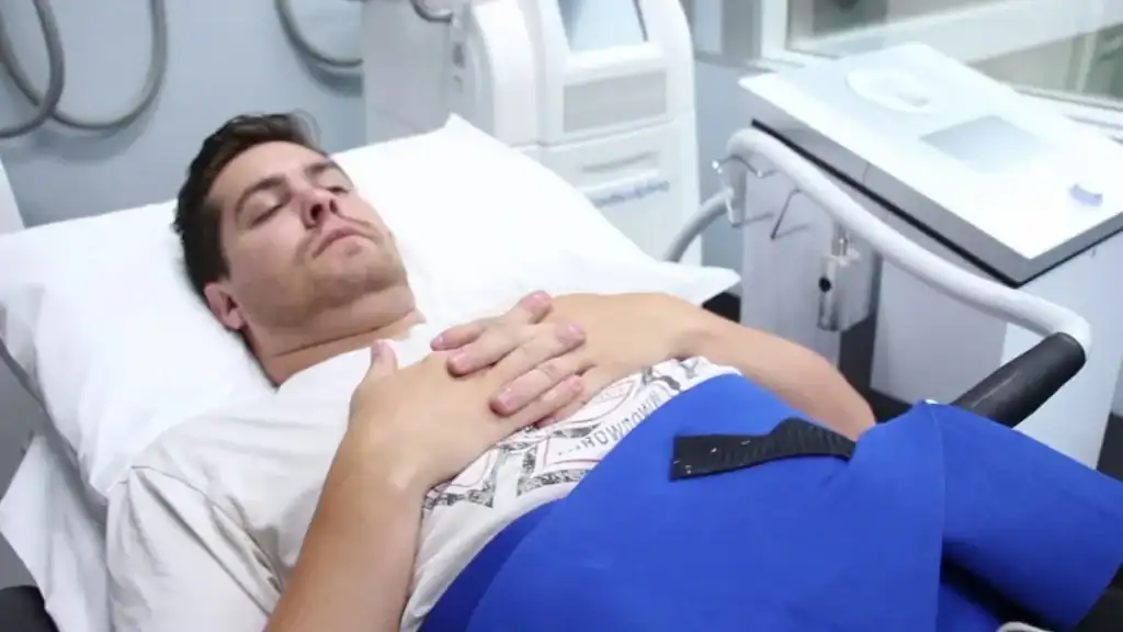 Transforming Bodies: Celebrity Success Stories and the Truth Behind Body Contouring 2 Image of male having body contouring Nazeing treatment