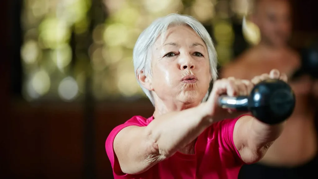 Toning Arms Without the Bulk: Is It Achievable? 1 Woman doing resistance band exercises for toned arms Nazeing